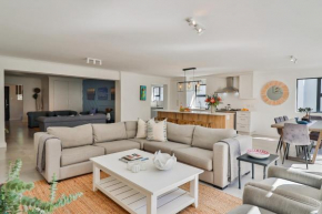 Spacious Family Home close to Grotto Beach